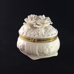 VTG White flower jewelry holder/trinket box